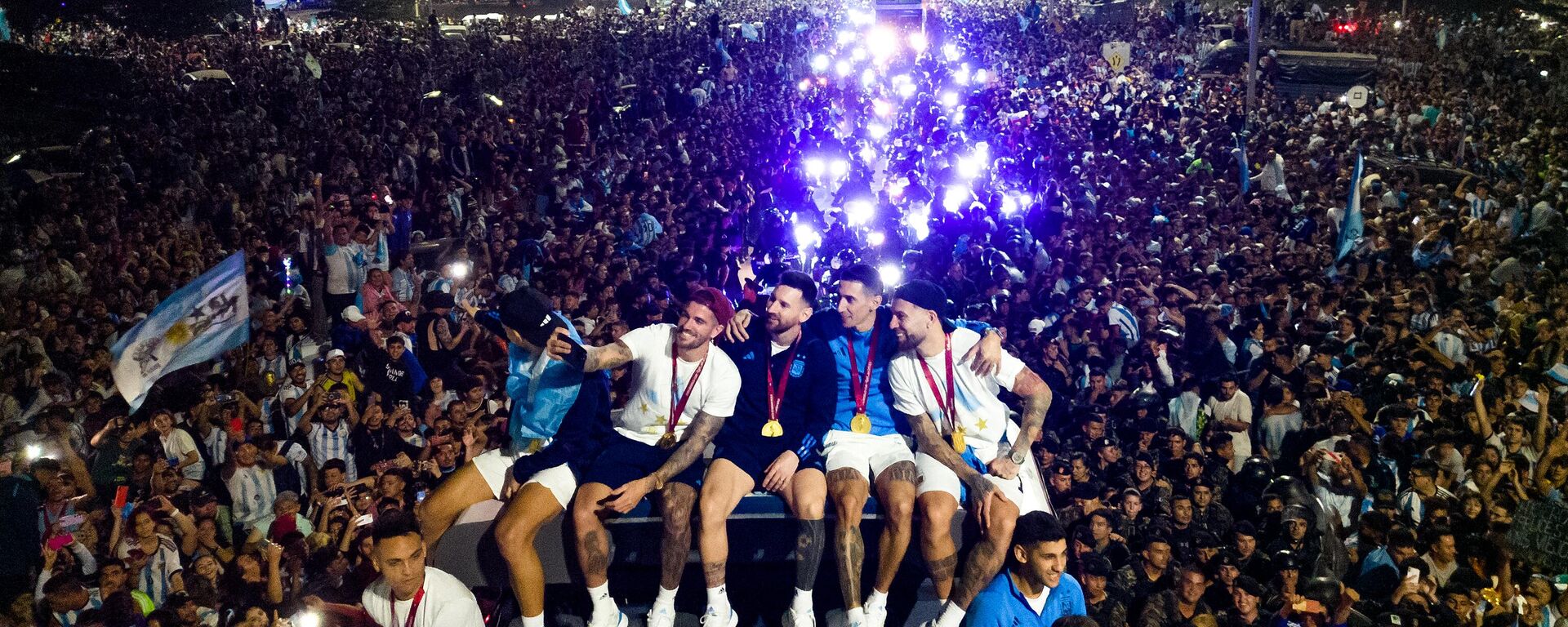 Multitud recibe en Argentina a selección campeona en Catar 2022 - Sputnik Mundo, 1920, 20.12.2022