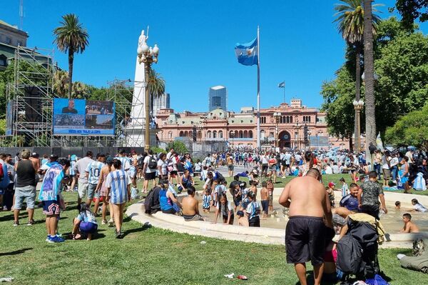 Miles de hinchas se acercaron a la emblemática Plaza de Mayo para celebrar la obtención de la Copa del Mundo - Sputnik Mundo