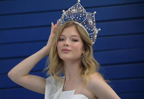 La ganadora del título Miss Rusia 2022, Anna Línnikova, durante una rueda de prensa sobre los resultados del concurso de belleza. - Sputnik Mundo