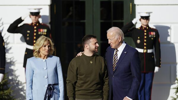 Volodímir Zelenski, presidente de Ucrania, y Joe Biden, presidente de EEUU, acompañado de su esposa, Jill Biden. - Sputnik Mundo