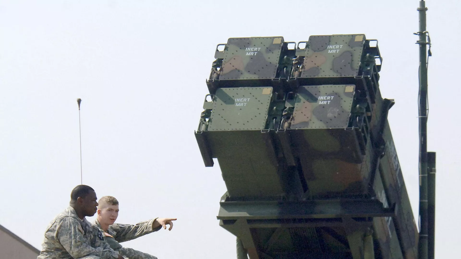 Soldados de EEUU sentados frente al lanzador de un sistema de misiles Patriot PAC-3
