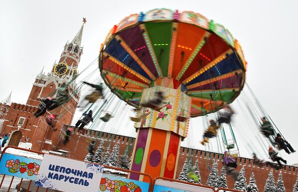 Carruseles en la Feria GUM, celebrada tradicionalmente antes de las fiestas de Año Nuevo en la Plaza Roja de Moscú. - Sputnik Mundo