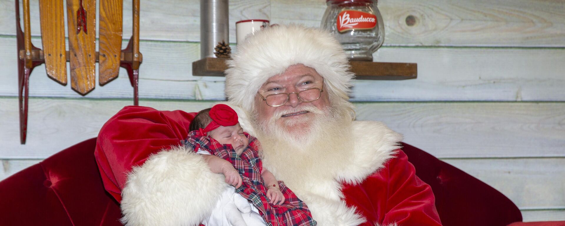 Santa Claus con el bebé en Westfield Garden State Plaza, Paramus, Nueva Jersey, Estados Unidos. - Sputnik Mundo, 1920, 24.12.2022