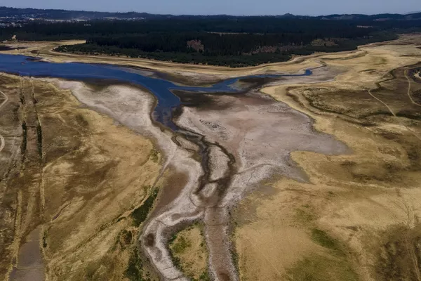 A lo largo de su historia, Chile sufrió periódicamente sequías en los años en que en invierno nevaba poco en la cordillera de los Andes. Esta vez, sin embargo, han sido 13 años consecutivos de sequía. Al lago Peñuelas, que abastece a Valparaíso, una de las mayores ciudades de Chile, no le quedaba más del 1% de su agua a principios de mayo. A lo largo de su historia, Chile sufrió periódicamente sequías en los años en que en invierno nevaba poco en la cordillera de los Andes. Esta vez, sin embargo, han sido 13 años consecutivos de sequía. Al lago Peñuelas, que abastece a Valparaíso, una de las mayores ciudades de Chile, no le quedaba más del 1% de su agua a principios de mayo. - Sputnik Mundo