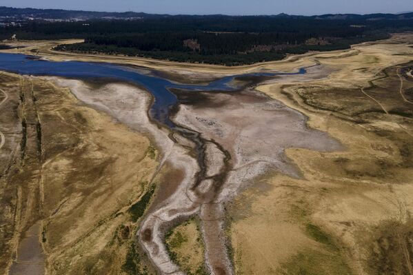 A lo largo de su historia, Chile sufrió periódicamente sequías en los años en que en invierno nevaba poco en la cordillera de los Andes. Esta vez, sin embargo, han sido 13 años consecutivos de sequía. Al lago Peñuelas, que abastece a Valparaíso, una de las mayores ciudades de Chile, no le quedaba más del 1% de su agua a principios de mayo. - Sputnik Mundo