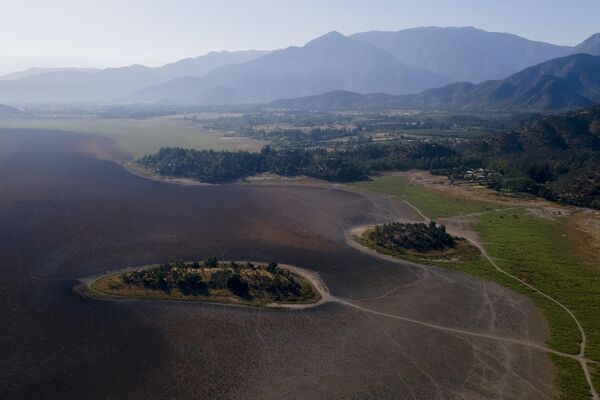 El lago, pintorescamente situado en un valle, fue en otros tiempos un destino popular para los ciudadanos de Santiago, atrayendo a navegantes, nadadores y esquiadores acuáticos. - Sputnik Mundo
