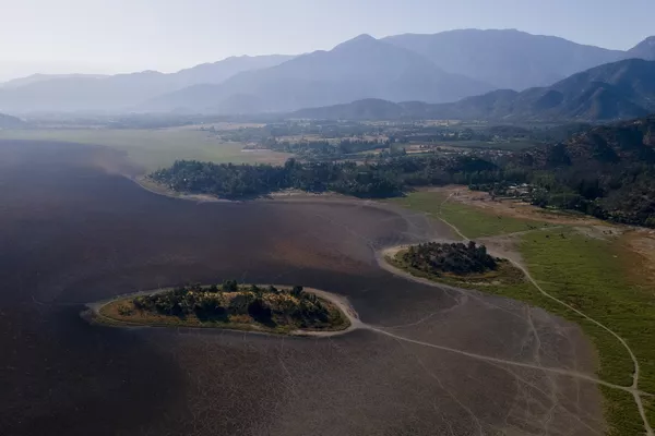 El lago, pintorescamente situado en un valle, fue en otros tiempos un destino popular para los ciudadanos de Santiago, atrayendo a navegantes, nadadores y esquiadores acuáticos. El lago, pintorescamente situado en un valle, fue en otros tiempos un destino popular para los ciudadanos de Santiago, atrayendo a navegantes, nadadores y esquiadores acuáticos. - Sputnik Mundo