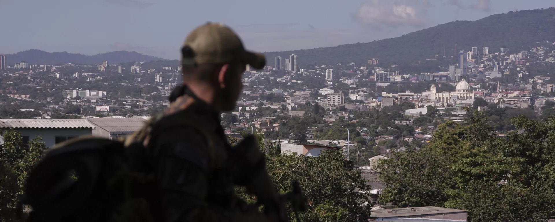 Un soldado participa en una operación de búsqueda de pandilleros, en Soyapango, El Salvador, el 3 de diciembre Un soldado participa en una operación de búsqueda de pandilleros, en Soyapango, El Salvador, el 3 de diciembre - Sputnik Mundo, 1920, 27.03.2023