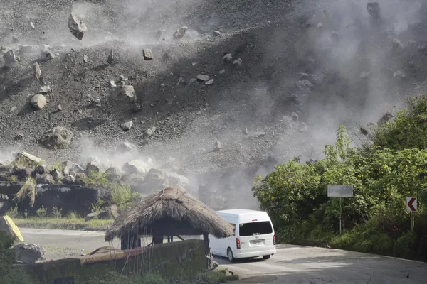 Rocas se desprendieron de un risco ante un vehículo en cautela durante un terremoto en Bauko, Filipinas, el 27 de julio de 2022. El movimiento telúrico provocó muertes y decenas de heridos por el desprendimiento de tierra y el daño a edificios e iglesias. Rocas se desprendieron de un risco ante un vehículo en cautela durante un terremoto en Bauko, Filipinas, el 27 de julio de 2022. El movimiento telúrico provocó muertes y decenas de heridos por el desprendimiento de tierra y el daño a edificios e iglesias. - Sputnik Mundo