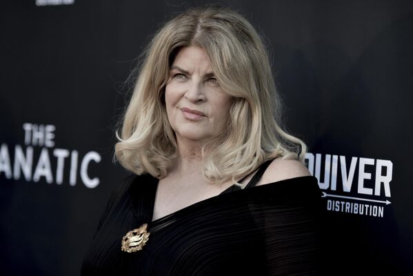 La actriz, productora y guionista estadounidense Kirstie Louise Alley murió el 5 de diciembre. Su carrera comenzó en el cine durante los años 80, entre sus películas más famosas están Star Trek II: la ira de Khan, Doble de amor, Cheers. Sus interpretaciones, la hicieron acreedora de numerosos premios, entre ellos dos premios Emmy y un Globo de Oro. - Sputnik Mundo