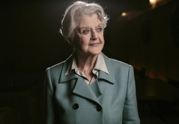 La actriz y cantante irlandesa, británica​ y estadounidense Angela Lansbury murió el 11 octubre. Sus trabajos en el cine, la televisión y el teatro a lo largo de 70 años la convirtieron en una de las actrices europeas de mayor renombre mundial. Obtuvo varios de los premios más importantes, entre ellos un Óscar honorífico, seis Globos de Oro, cinco Tony, un Olivier y un Grammy. En 2014 también fue nombrada dama por la reina Isabel II por su contribución a las artes interpretativas. - Sputnik Mundo