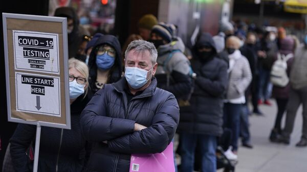 Colas en un centro de pruebas de COVID-19 en Times Square, Nueva York - Sputnik Mundo