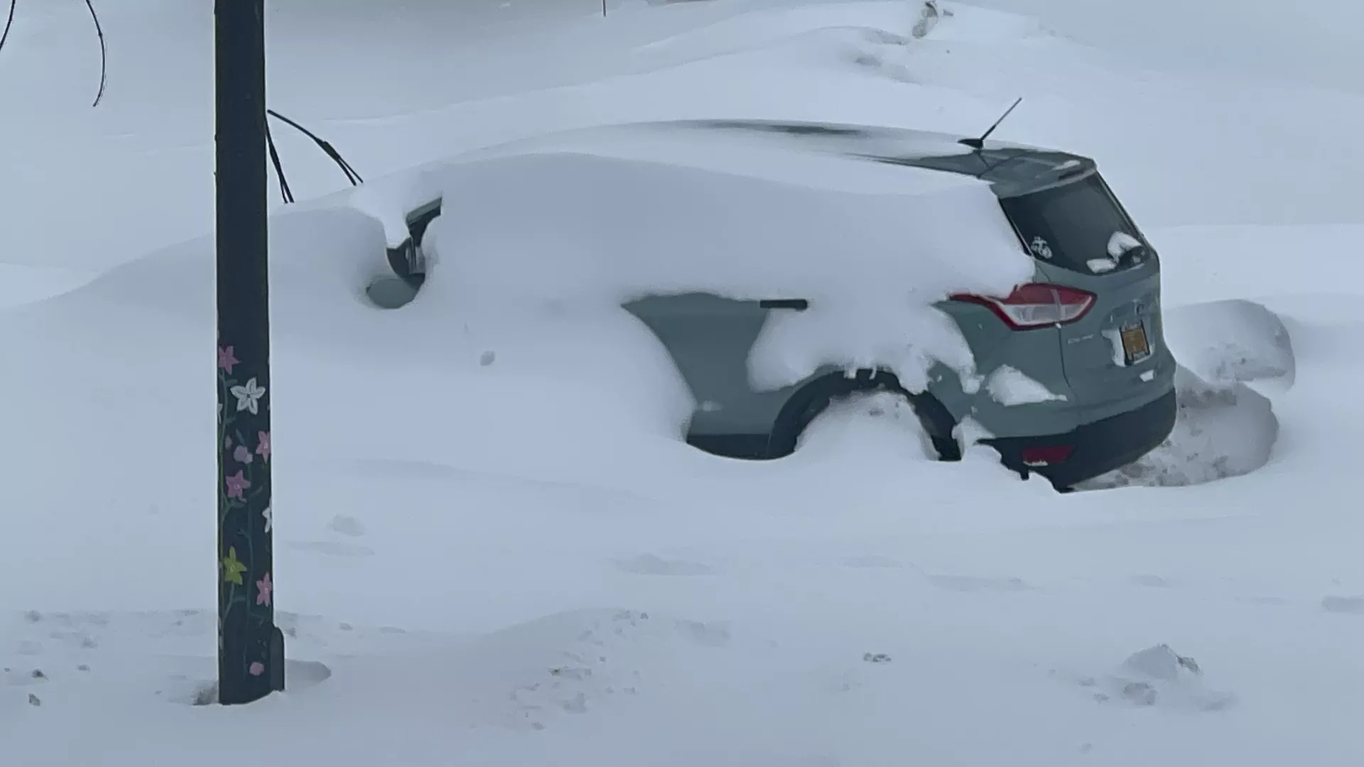 Un coche permanece inmóvil y cubierto de nieve, el 25 de diciembre de 2022, en Buffalo, Nueva York Un coche permanece inmóvil y cubierto de nieve, el 25 de diciembre de 2022, en Buffalo, Nueva York - Sputnik Mundo, 1920, 27.12.2022