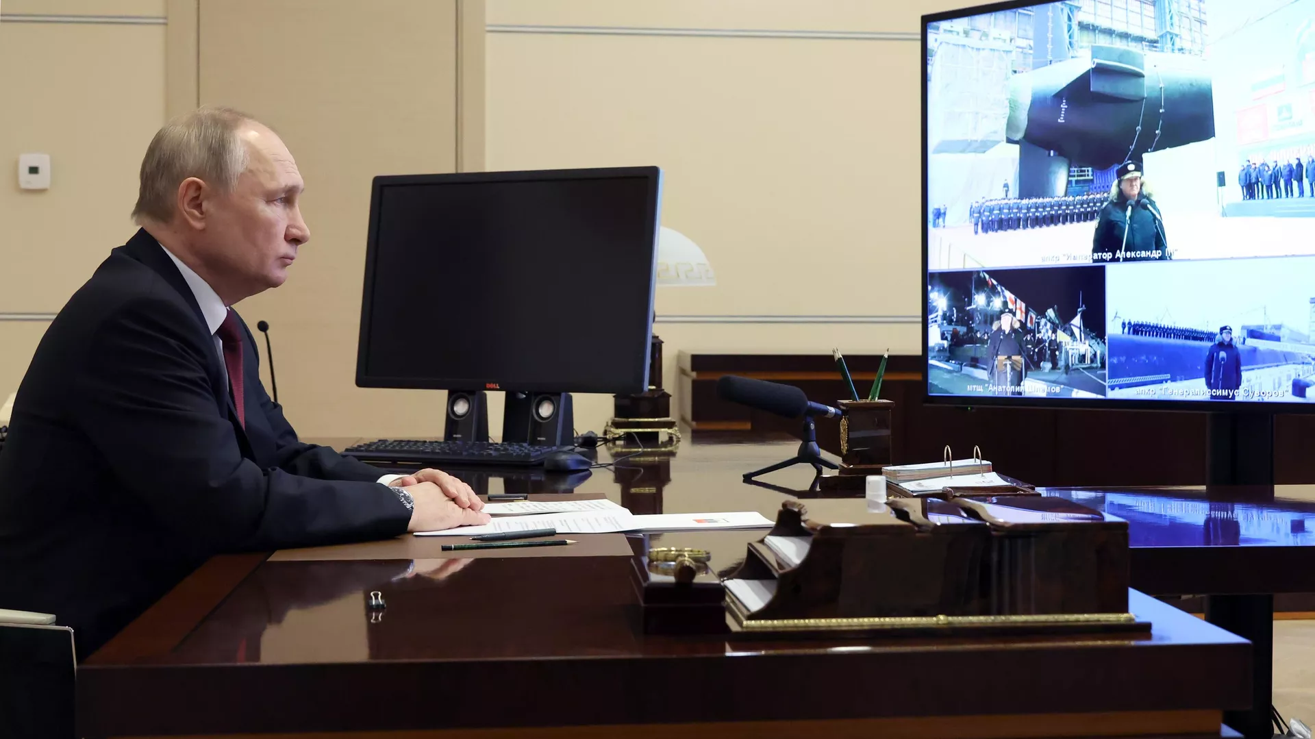 El presidente ruso, Vladímir Putin, participa por videoconferencia en la ceremonia de izado de la bandera en el submarino nuclear Gueneralissimus Suvorov y en la corbeta Grad El presidente ruso, Vladímir Putin, participa por videoconferencia en la ceremonia de izado de la bandera en el submarino nuclear Gueneralissimus Suvorov y en la corbeta Grad - Sputnik Mundo, 1920, 29.12.2022