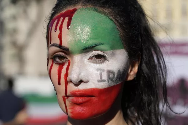 Una mujer utiliza su rostro como espacio de protesta durante las manifestaciones contra la muerte de la activista Mahsa Amini, quien perdió la vida bajo custodia de la policía de Irán. Una mujer utiliza su rostro como espacio de protesta durante las manifestaciones contra la muerte de la activista Mahsa Amini, quien perdió la vida bajo custodia de la policía de Irán. - Sputnik Mundo