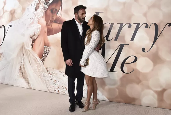 La actriz Jennifer López posa en un promocional de la película 'Cásate conmigo' junto a su pareja, Ben Affleck.En la vida real, los artistas se casaron en julio en Las Vegas y luego, por segunda vez, en la mansión donde cancelaron su boda hace 20 años en Savannah, Georgia. La actriz Jennifer López posa en un promocional de la película 'Cásate conmigo' junto a su pareja, Ben Affleck.En la vida real, los artistas se casaron en julio en Las Vegas y luego, por segunda vez, en la mansión donde cancelaron su boda hace 20 años en Savannah, Georgia. - Sputnik Mundo