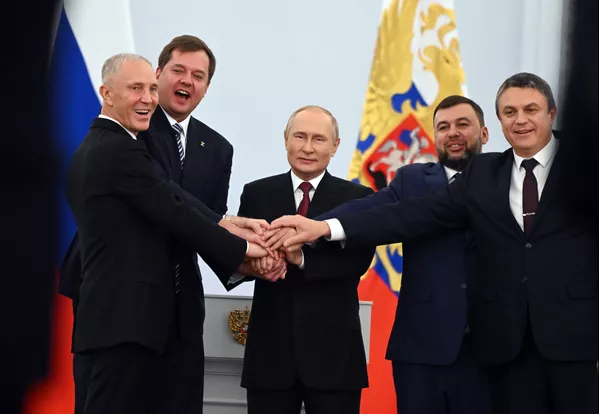 El 30 de septiembre, el presidente de Rusia, Vladímir Putin, firmó los acuerdos de incorporación de cuatro nuevas regiones al país: las repúblicas de Donetsk y Lugansk y las regiones de Zaporozhie y Jersón, cuya población mostró su deseo de unirse al país vía referendo.El mandatario ruso se reunió en el Salón de San Jorge del Gran Palacio del Kremlin con los jefes de las administraciones de estas regiones: Denís Pushilin, de la República Popular de Donetsk; Leonid Pásechnik, de la República Popular de Lugansk; Evgueni Balitski, de la región de Zaporozhie; y Vladímir Saldo, de la región de Jersón. El 30 de septiembre, el presidente de Rusia, Vladímir Putin, firmó los acuerdos de incorporación de cuatro nuevas regiones al país: las repúblicas de Donetsk y Lugansk y las regiones de Zaporozhie y Jersón, cuya población mostró su deseo de unirse al país vía referendo.El mandatario ruso se reunió en el Salón de San Jorge del Gran Palacio del Kremlin con los jefes de las administraciones de estas regiones: Denís Pushilin, de la República Popular de Donetsk; Leonid Pásechnik, de la República Popular de Lugansk; Evgueni Balitski, de la región de Zaporozhie; y Vladímir Saldo, de la región de Jersón. - Sputnik Mundo