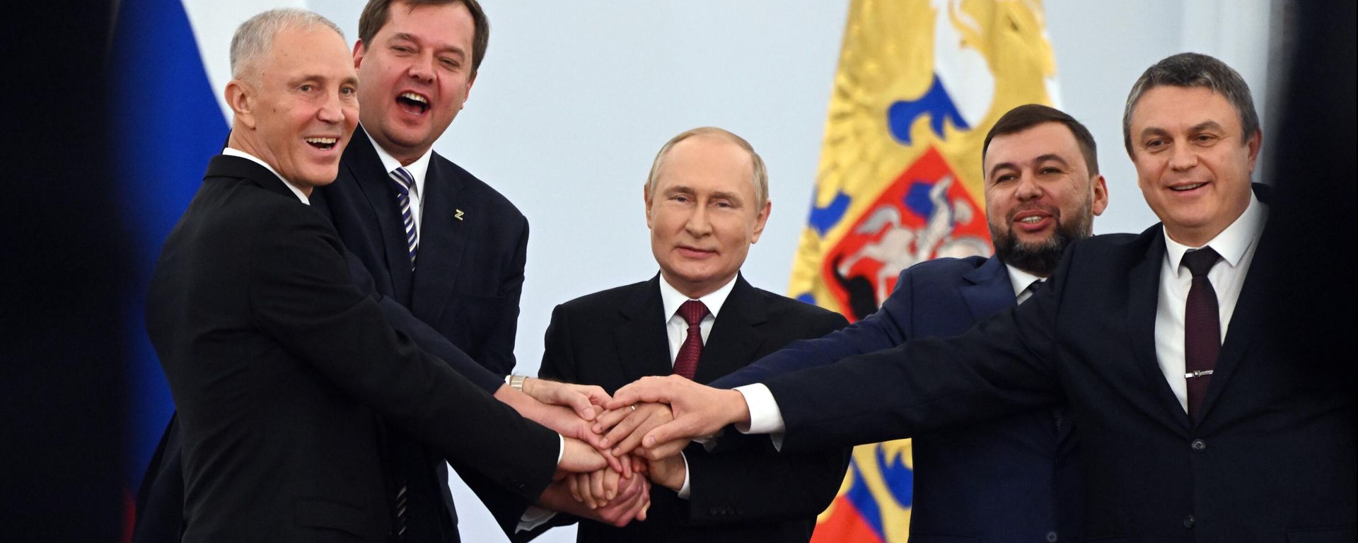 El presidente ruso, Vladímir Putin, tras la suscripción de los tratados sobre la incorporación a Rusia de las repúblicas populares de Donetsk y Lugansk, así como de las regiones de Zaporozhie y Jersón, junto a los dirigentes de estas regiones. - Sputnik Mundo, 1920, 30.09.2026