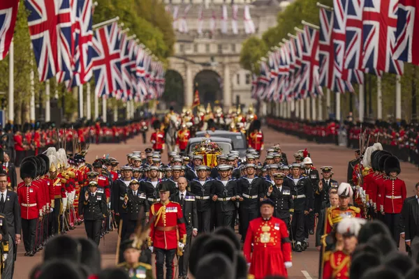 El ataúd de la reina Isabell II es acarreado el 19 de septiembre por el Palacio de Buckingham tras su servicio funerario en la abadía de Westminster, en el centro de Londres.La mandataria falleció el 8 de septiembre y fue enterrada junto a su marido, el príncipe Felipe, tras perder la vida a los 96 años. El ataúd de la reina Isabell II es acarreado el 19 de septiembre por el Palacio de Buckingham tras su servicio funerario en la abadía de Westminster, en el centro de Londres.La mandataria falleció el 8 de septiembre y fue enterrada junto a su marido, el príncipe Felipe, tras perder la vida a los 96 años. - Sputnik Mundo