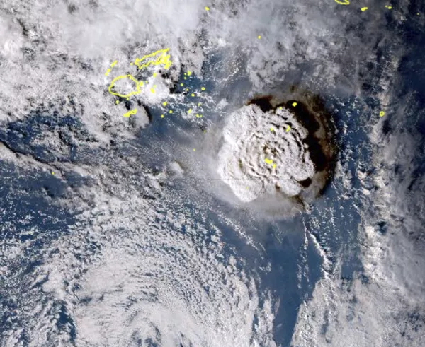 Una fotografía satelital captó la erupción de un volcán submarino en el país de Tonga, ubicado en el océano Pacífico, gracias al satélite japonés Himawari-8.El estallido ocurrió el 15 de enero y produjo grandes olas que impactaron en las costas de Tonga, obligando a los habitantes a huir a zonas altas. Una fotografía satelital captó la erupción de un volcán submarino en el país de Tonga, ubicado en el océano Pacífico, gracias al satélite japonés Himawari-8.El estallido ocurrió el 15 de enero y produjo grandes olas que impactaron en las costas de Tonga, obligando a los habitantes a huir a zonas altas. - Sputnik Mundo