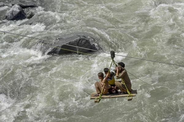 Paquistaníes usaron una polea temporal para cruzar el río Swat luego de que las fuertes lluvias lo desbordaran, el 31 de agosto. Helicópteros del Ejército de Pakistán sobrevolaron zonas aisladas por las aguas en la región montañosa del norte del país. Millones de personas quedaron atrapadas por las peores inundaciones registradas en la historia de la nación asiática. Paquistaníes usaron una polea temporal para cruzar el río Swat luego de que las fuertes lluvias lo desbordaran, el 31 de agosto. Helicópteros del Ejército de Pakistán sobrevolaron zonas aisladas por las aguas en la región montañosa del norte del país. Millones de personas quedaron atrapadas por las peores inundaciones registradas en la historia de la nación asiática. - Sputnik Mundo