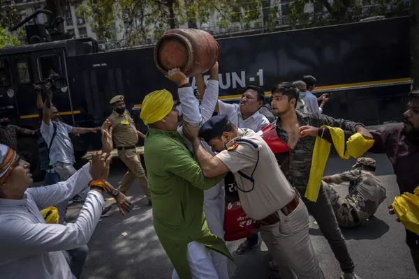 Un policía de Nueva Delhi, la India, trata de detener el 23 de marzo a un simpatizante del legislativo opositor durante una protesta contra la inflación en aumento y el disparo del precio de algunos productos esenciales. En la protesta, el ciudadano levantó un cilindro vacío de gas licuado de petróleo. Un policía de Nueva Delhi, la India, trata de detener el 23 de marzo a un simpatizante del legislativo opositor durante una protesta contra la inflación en aumento y el disparo del precio de algunos productos esenciales. En la protesta, el ciudadano levantó un cilindro vacío de gas licuado de petróleo. - Sputnik Mundo