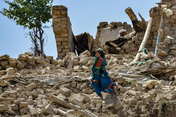 Un niño camina entre los escombros de casas dañadas por un terremoto en la provincia de Paktiká, Afganistán, distrito de Bermal, ocurrido el 23 de junio. Los rescatistas batallaron contra el reloj y la densa lluvia para alcanzar áreas aisladas, luego de que el movimiento telúrico produjera la muerte de al menos 1.000 afganos, además de dejar sin casa a miles más. Un niño camina entre los escombros de casas dañadas por un terremoto en la provincia de Paktiká, Afganistán, distrito de Bermal, ocurrido el 23 de junio. Los rescatistas batallaron contra el reloj y la densa lluvia para alcanzar áreas aisladas, luego de que el movimiento telúrico produjera la muerte de al menos 1.000 afganos, además de dejar sin casa a miles más. - Sputnik Mundo