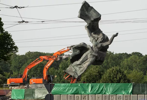 Demolición de escultura de la Patria Madria del monumento a los soldados del Ejército Soviético - liberadores de Letonia y Riga soviéticos de los invasores nazis. El Ayuntamiento de Riga votó a favor de la demolición del monumento y dio instrucciones a la agencia especializada para garantizar el desmantelamiento del monumento el 24 de agosto. Demolición de escultura de la Patria Madria del monumento a los soldados del Ejército Soviético - liberadores de Letonia y Riga soviéticos de los invasores nazis. El Ayuntamiento de Riga votó a favor de la demolición del monumento y dio instrucciones a la agencia especializada para garantizar el desmantelamiento del monumento el 24 de agosto. - Sputnik Mundo