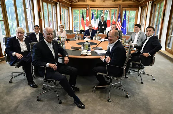 En el castillo de Elmau, al sur de Alemania, se reunieron el 28 de junio los líderes del G7: el primer ministro de Reino Unido, Boris Johnson; el presidente de Estados Unidos, Joe Biden; la titular de la Comisión Europea, Ursula von der Leyen; el presidente del Consejo Europeo, Charles Michel; el canciller de Alemania, Olaf Scholz; el primer ministro italiano, Mario Draghi; el primer ministro de Canadá, Justin Trudeau, y el presidente de Francia, Emmanuel Macron. En el castillo de Elmau, al sur de Alemania, se reunieron el 28 de junio los líderes del G7: el primer ministro de Reino Unido, Boris Johnson; el presidente de Estados Unidos, Joe Biden; la titular de la Comisión Europea, Ursula von der Leyen; el presidente del Consejo Europeo, Charles Michel; el canciller de Alemania, Olaf Scholz; el primer ministro italiano, Mario Draghi; el primer ministro de Canadá, Justin Trudeau, y el presidente de Francia, Emmanuel Macron. - Sputnik Mundo