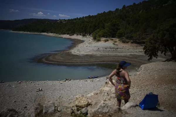 Una bañista de pie el 9 de agosto frente a la retrocedida línea de playa de las Gargantas del Verdon, en el sur de Francia, durante la cuarta ola de calor registrada en 2022 en el país europeo. Las autoridades advirtieron que Francia enfrentaba su peor sequía de la que se tenga registro. Una bañista de pie el 9 de agosto frente a la retrocedida línea de playa de las Gargantas del Verdon, en el sur de Francia, durante la cuarta ola de calor registrada en 2022 en el país europeo. Las autoridades advirtieron que Francia enfrentaba su peor sequía de la que se tenga registro. - Sputnik Mundo