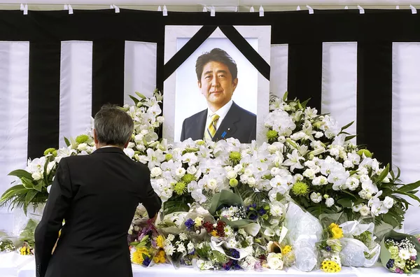 Shinzo Abe, el ex primer ministro de Japón que más tiempo ocupó el cargo, fue asesinado el 8 de julio a tiros en la sureña ciudad de Nara, a unos 500 km de la capital. Shinzo Abe, el ex primer ministro de Japón que más tiempo ocupó el cargo, fue asesinado el 8 de julio a tiros en la sureña ciudad de Nara, a unos 500 km de la capital. - Sputnik Mundo