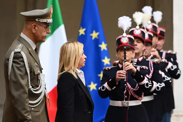 La nueva primera ministra de Italia, Giorgia Meloni, durante su arrivo a una ceremonia de toma de mando en el Palazzo Chigi de Roma, el 23 de octubre. La ultraconservadora se convirtió en mandataria de Italia tras el triunfo electoral de su partido. Se trata de la primera mujer que dirige un gobierno italiano. La nueva primera ministra de Italia, Giorgia Meloni, durante su arrivo a una ceremonia de toma de mando en el Palazzo Chigi de Roma, el 23 de octubre. La ultraconservadora se convirtió en mandataria de Italia tras el triunfo electoral de su partido. Se trata de la primera mujer que dirige un gobierno italiano. - Sputnik Mundo