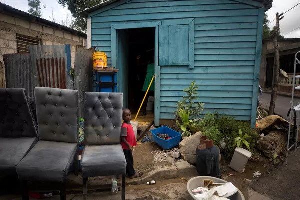 Un niño de pie fuera de su casa luego del paso del huracán Fiona en El Seibo, localidad de la República Dominicana, el 20 de septiembre.El cuerpo meteorológico produjo una lluvia torrencial en el país caribeño y produjo la muerte de una persona, además de generar amenazantes inundaciones en Puerto Rico y cortes de energía en ambas naciones. Un niño de pie fuera de su casa luego del paso del huracán Fiona en El Seibo, localidad de la República Dominicana, el 20 de septiembre.El cuerpo meteorológico produjo una lluvia torrencial en el país caribeño y produjo la muerte de una persona, además de generar amenazantes inundaciones en Puerto Rico y cortes de energía en ambas naciones. - Sputnik Mundo
