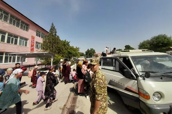 Los residentes de la provincia de Batken, Kirguistán, abandonan sus hogares durante los bombardeos por parte del Ejército de Taykistán, un país fronterizo a Kirguistán. En Batken se abrieronvarios centros de alojamiento temporal para evacuar a la población de las zonas peligrosas. Según el Ministerio de Situaciones de Emergencia de Kirguistán, alrededor del 70-80% de los residentes de varias aldeas fronterizas abandonaron sus hogares. Los residentes de la provincia de Batken, Kirguistán, abandonan sus hogares durante los bombardeos por parte del Ejército de Taykistán, un país fronterizo a Kirguistán. En Batken se abrieronvarios centros de alojamiento temporal para evacuar a la población de las zonas peligrosas. Según el Ministerio de Situaciones de Emergencia de Kirguistán, alrededor del 70-80% de los residentes de varias aldeas fronterizas abandonaron sus hogares. - Sputnik Mundo