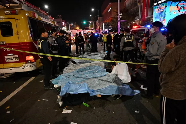 Cuerpos de víctimas mortales, presuntamente fallecidas por afectaciones cardiacas, son cubiertos con sábanas en distrito de entretenimiento nocturno de Itaewon, Seúl, el 30 de octubre.Miles de personas de una multitud produjeron la muerte a decenas de víctimas luego de una catástrofe por aglutinación derivada de las concentraciones de la fiesta de Noche de Brujas en la capital surcoreana. Cuerpos de víctimas mortales, presuntamente fallecidas por afectaciones cardiacas, son cubiertos con sábanas en distrito de entretenimiento nocturno de Itaewon, Seúl, el 30 de octubre.Miles de personas de una multitud produjeron la muerte a decenas de víctimas luego de una catástrofe por aglutinación derivada de las concentraciones de la fiesta de Noche de Brujas en la capital surcoreana. - Sputnik Mundo