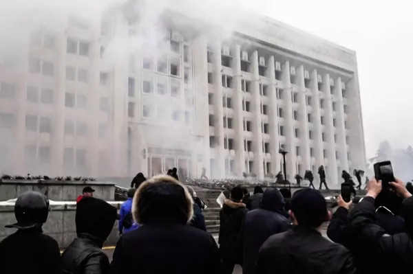 Здание городской администрации, которое было подожжено во время беспорядков в Алматы Здание городской администрации, которое было подожжено во время беспорядков в Алматы