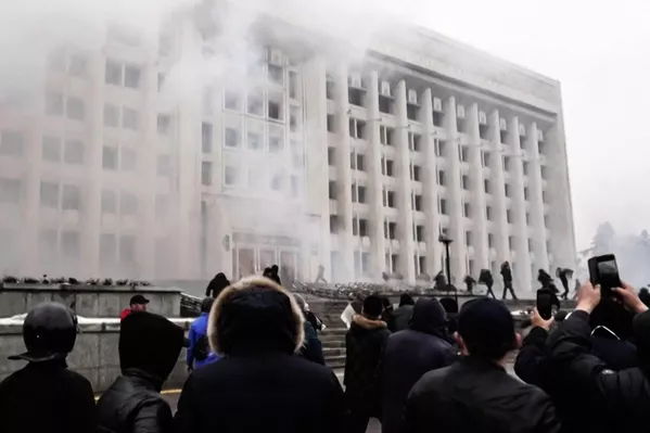 Esta imagen tomada en enero de 2022 exhibe una protesta en la ciudad más grande de Kazajistán, Almatý, como expresión social de inquietud sin precedentes ante la falta de control del país centroasiático ante el aumento del precio de los energéticos.Los manifestantes fueron contenidos con gas lacrimógeno por la policía, además de que la inestabilidad generó 353 personas lesionadas y 12 uniformados muertos. A pesar de que Kazajistán es visto como uno de los países exintegrantes de la Unión Soviética más estables, enfrentó su mayor crisis energética en décadas y días de protestas por el disparo de los precios de los combustibles. Esta imagen tomada en enero de 2022 exhibe una protesta en la ciudad más grande de Kazajistán, Almatý, como expresión social de inquietud sin precedentes ante la falta de control del país centroasiático ante el aumento del precio de los energéticos.Los manifestantes fueron contenidos con gas lacrimógeno por la policía, además de que la inestabilidad generó 353 personas lesionadas y 12 uniformados muertos. A pesar de que Kazajistán es visto como uno de los países exintegrantes de la Unión Soviética más estables, enfrentó su mayor crisis energética en décadas y días de protestas por el disparo de los precios de los combustibles. - Sputnik Mundo
