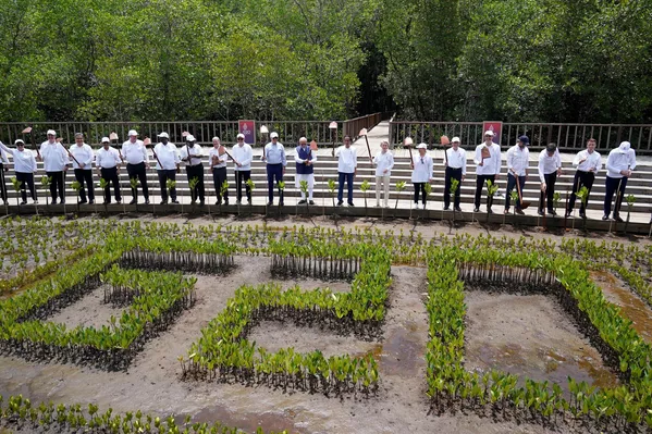 Los líderes del G20 levantan herramientas de jardinería durante un evento de siembra de árboles en el bosque Taman Hutan Raya Ngurah Rai Mangrove, en Indonesia, durante la cumbre del grupo de líderes internacionales celebrada en Bali el 16 de noviembre. Los líderes del G20 levantan herramientas de jardinería durante un evento de siembra de árboles en el bosque Taman Hutan Raya Ngurah Rai Mangrove, en Indonesia, durante la cumbre del grupo de líderes internacionales celebrada en Bali el 16 de noviembre. - Sputnik Mundo