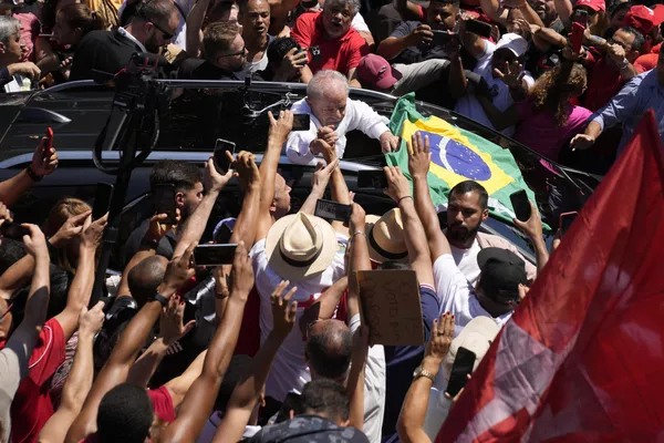 El 30 de octubre, durante la segunda vuelta electoral presidencial de Brasil, el candidato presidencial Luiz Inácio Lula da Silva, sostiene las manos de sus simpatizantes en Sao Paulo. El 30 de octubre, durante la segunda vuelta electoral presidencial de Brasil, el candidato presidencial Luiz Inácio Lula da Silva, sostiene las manos de sus simpatizantes en Sao Paulo. - Sputnik Mundo