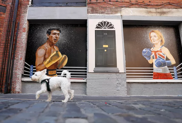 Un mural en Irlanda del Norte simula una pelea de box entre los dos militantes del Partido Conservador de Reino Unido en disputa por suceder a Boris Johnson, Liz Truss y Rishi Sunak, de derecha a izquierda.La imagen fue captada el 16 de agosto. Un mural en Irlanda del Norte simula una pelea de box entre los dos militantes del Partido Conservador de Reino Unido en disputa por suceder a Boris Johnson, Liz Truss y Rishi Sunak, de derecha a izquierda.La imagen fue captada el 16 de agosto. - Sputnik Mundo