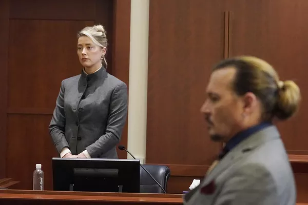 Los actores hollywoodenses Amber Heard y Johnny Deep miran retirarse al jurado de la corte al final de la sesión del día en Virginia, Estados Unidos.Deep demandó a su exesposa por difamación luego de que Heard se declarara víctima de abuso doméstico en una publicación en The Washington Post en 2018. Depp ganó el juicio. El veredicto del jurado consideró a la actriz culpable de los cargos de difamación a los que se enfrentaba, obligándola a pagar 10 millones de dólares por los daños compensatorios y 5 millones por los punitivos. Los actores hollywoodenses Amber Heard y Johnny Deep miran retirarse al jurado de la corte al final de la sesión del día en Virginia, Estados Unidos.Deep demandó a su exesposa por difamación luego de que Heard se declarara víctima de abuso doméstico en una publicación en The Washington Post en 2018. Depp ganó el juicio. El veredicto del jurado consideró a la actriz culpable de los cargos de difamación a los que se enfrentaba, obligándola a pagar 10 millones de dólares por los daños compensatorios y 5 millones por los punitivos. - Sputnik Mundo