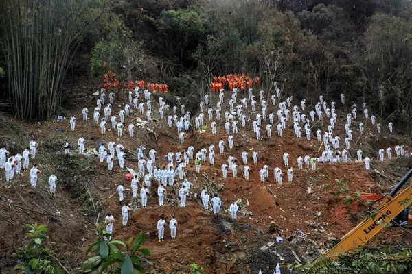 Brigadistas de rescate se mantienen en silencio como tributo a las víctimas del impacto de una aeronave de China Eastern Airlines, ocurrido en la ciudad sureña de Wuzhou. Se trataba de un Boeing 737-800 cuya desintegración produjo la muerte de todos sus 132 pasajeros. Brigadistas de rescate se mantienen en silencio como tributo a las víctimas del impacto de una aeronave de China Eastern Airlines, ocurrido en la ciudad sureña de Wuzhou. Se trataba de un Boeing 737-800 cuya desintegración produjo la muerte de todos sus 132 pasajeros. - Sputnik Mundo