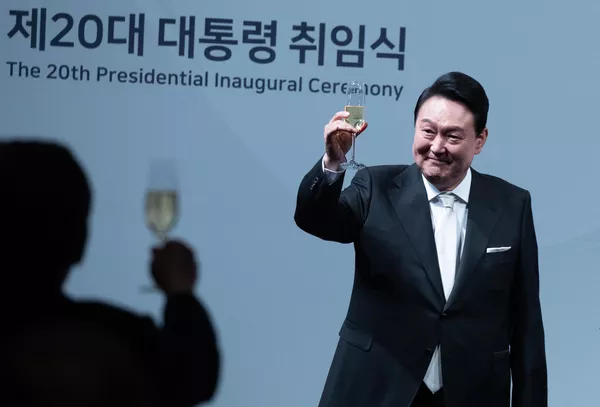 El presidente de Corea del Sur, Yoon Suk-yeol, propone un brindis a convidados extranjeros durante una cena de inauguración de un hotel en Seúl. El presidente de Corea del Sur, Yoon Suk-yeol, propone un brindis a convidados extranjeros durante una cena de inauguración de un hotel en Seúl. - Sputnik Mundo