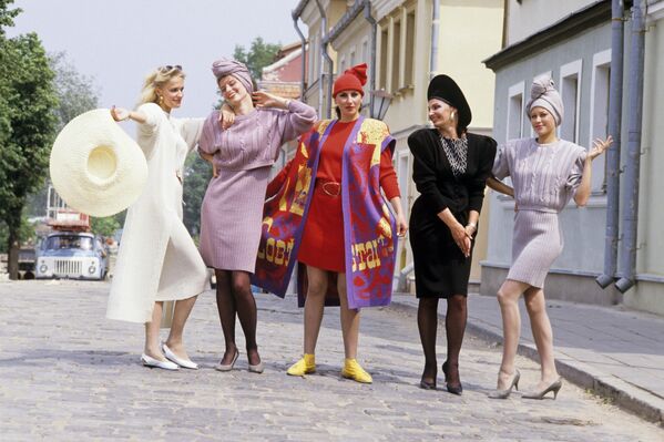 En 1922 ya se habían creado cuatro repúblicas: la RSFSR, la RSS de Ucrania, la RSS de Bielorrusia y la República Socialista Federativa Soviética de Transcaucasia, que incluía a Georgia, Armenia y Azerbaiyán. El 29 de diciembre de 1922, los representantes de estas repúblicas firmaron el Tratado de formación de la URSS. El 30 de diciembre de 1922 se celebró el Primer Congreso de los Soviets de toda la Unión, en el que se ratificó el tratado. Esta fecha se considera el día en que se formó la URSS.En la foto: modelos de la Casa de Modelos de Minsk, RSS de Bielorrusia, 1988. - Sputnik Mundo