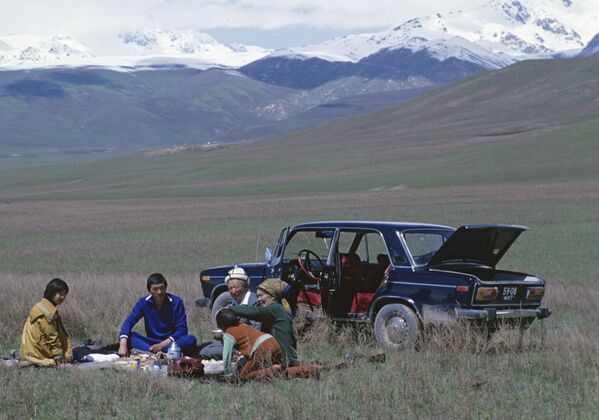 La composición de la URSS se amplió gradualmente. En 1924 y 1925, las repúblicas socialistas soviéticas de Turkmenistán y Uzbekistán se incorporaron a la URSS. En 1929, la RSS de Tayikistán se unió a la URSS, seguida en 1936 por las RSS de Kazajistán y Kirguistán.En la foto: la diputada del Soviet Supremo de la URSS Zeynep Karabekova con su familia de vacaciones en su pueblo natal de la RSS de Kirguistán, 1981. - Sputnik Mundo