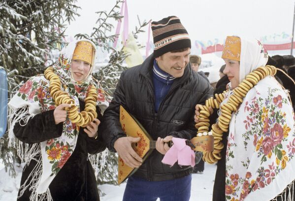 Tras la revolución de febrero de 1917, el Imperio ruso se dividió en varias partes. Cuando los bolcheviques llegaron al poder en noviembre de ese mismo año, buscaron nuevas formas de unificación, lo que dio lugar a la creación de la Unión Soviética.En la foto: un miembro del Sóviet Supremo de la República Socialista Federativa Soviética de Rusia (RSFSR), un tractorista de una granja colectiva de la región de Kostromá en un festival rural, 1985. - Sputnik Mundo