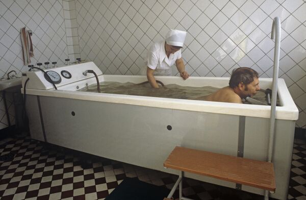 Hasta mediados de 1918, solo había dos repúblicas independientes: la República Socialista Federativa Soviética de Rusia (RSFSR) y Ucrania, a las que los bolcheviques entregaron después parte de los territorios rusos autóctonos —Nueva Rusia y Donbás— para diluir el proletariado de estas regiones industriales con la población ucraniana, predominantemente campesina.En la foto: en el sanatorio Shajtior (Minero) de la ciudad de Truskavets, en la República Socialista Soviética (RSS) de Ucrania, 1986. - Sputnik Mundo