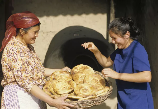 Mujeres en un pueblo de la RSS de Uzbekistán, 1987. Mujeres en un pueblo de la RSS de Uzbekistán, 1987. - Sputnik Mundo