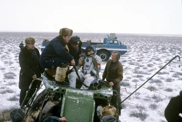 La Unión Soviética disponía de un enorme potencial científico y alcanzó el liderazgo en la industria espacial en la década de 1960. La población de la URSS estaba muy formada. La cultura y las artes soviéticas también alcanzaron el máximo nivel de desarrollo. En la URSS convivían pacíficamente personas de distintas nacionalidades y etnias.En la foto: Musá Manárov, miembro de la tripulación soviético-francesa de la nave espacial Soyuz TM-6, cosmonauta soviético tras aterrizar en las estepas de la RSS de Kazajistán en 1988. La Unión Soviética disponía de un enorme potencial científico y alcanzó el liderazgo en la industria espacial en la década de 1960. La población de la URSS estaba muy formada. La cultura y las artes soviéticas también alcanzaron el máximo nivel de desarrollo. En la URSS convivían pacíficamente personas de distintas nacionalidades y etnias.En la foto: Musá Manárov, miembro de la tripulación soviético-francesa de la nave espacial Soyuz TM-6, cosmonauta soviético tras aterrizar en las estepas de la RSS de Kazajistán en 1988. - Sputnik Mundo