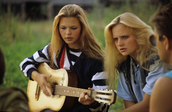 En 1940, las Repúblicas Socialistas Soviéticas de Moldavia, Letonia, Lituania y Estonia fueron incorporadas a la URSS. El 31 de marzo de 1940 se formó la República Socialista Soviética Carelo-Finesa, que existió hasta 1956, cuando se reorganizó en la República Socialista Soviética Autónoma (ASSR) de Carelia.En la foto: escolares en prácticas agrícolas durante las vacaciones de verano en una de las granjas colectivas de la RSS de Estonia, 1990. - Sputnik Mundo